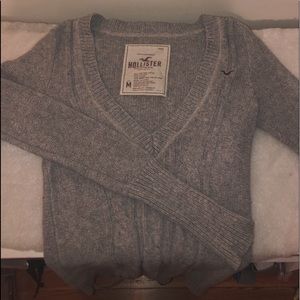 Grey low-cut Hollister sweater 🤍🖤